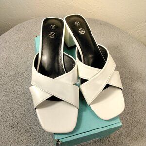 Rekayla Womans Shoes White Block Heeled Sandals Size 9 Mule Criss-cross